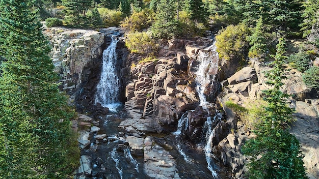 Imagem da vista de duas cachoeiras divididas contra rochas em camadas