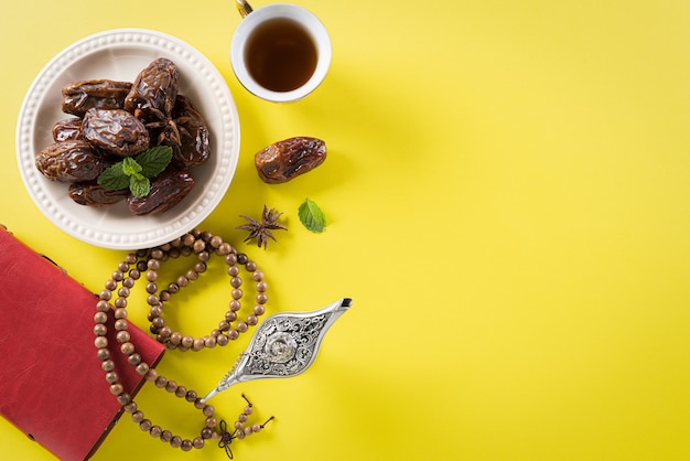 Imagem da vista de mesa da decoração Ramadan Kareem.