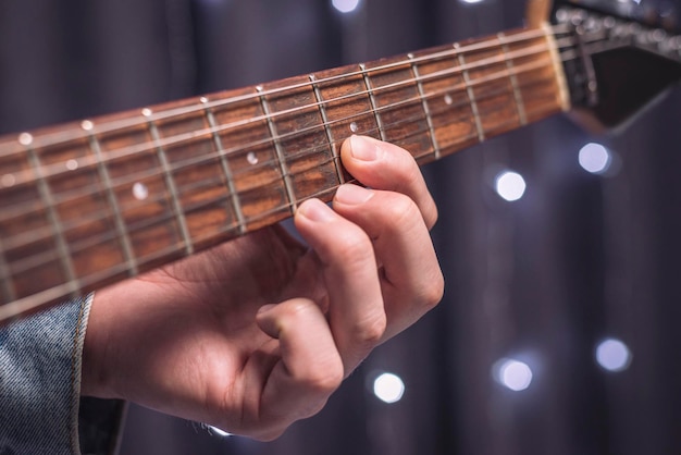 Imagem das mãos de um músico tocando guitarra elétrica. o conceito de shows e eventos de entretenimento. mídia mista