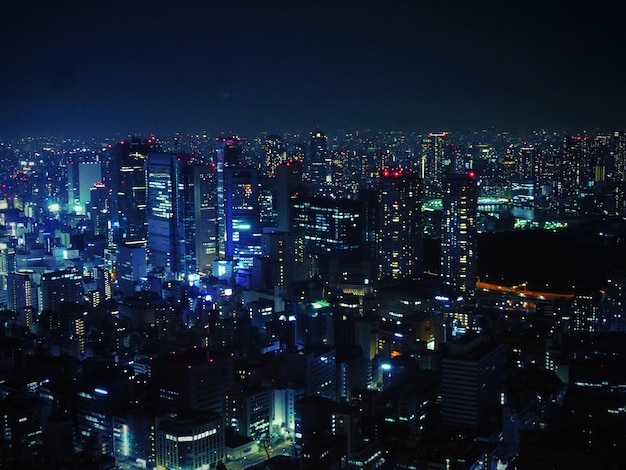 Imagem de alto ângulo da paisagem da cidade iluminada à noite