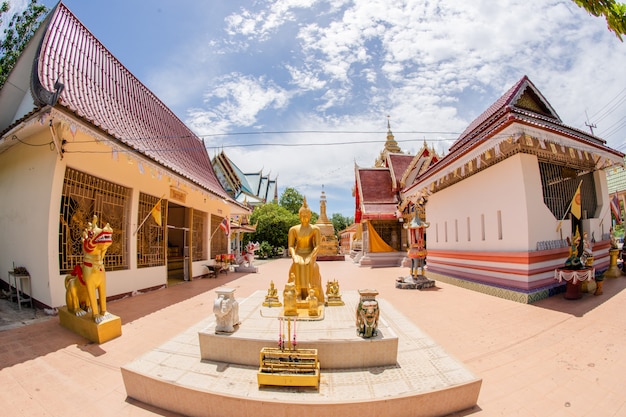 Foto imagem de buda de ouro ao ar livre no templo