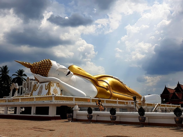 Imagem de Buda reclinado em nuvens nimbus no fundo do céu em Wat That Noi em Nakhon Si Thammarat