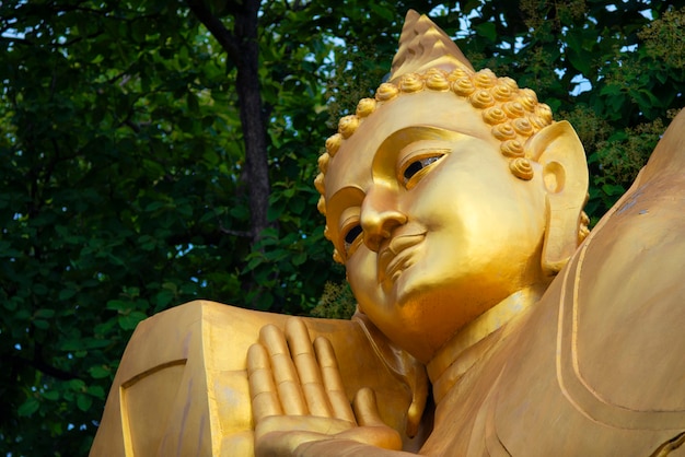 Imagem de Buda, Templo de Pra Norn Lamphun, também conhecido como a forma do belo sorriso