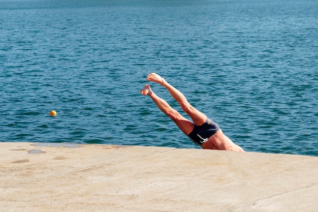 Imagem de cabeça para baixo de um homem patinando na praia