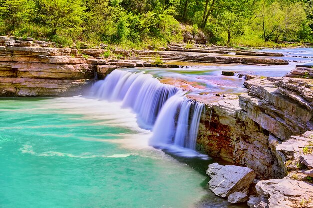 Imagem de cachoeira azul vibrante em penhascos de desfiladeiro