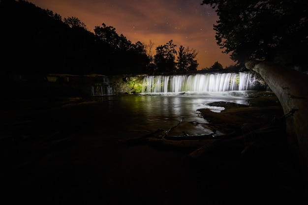 Imagem de cachoeiras brancas brilhantes à noite sob um céu estrelado em cataract falls