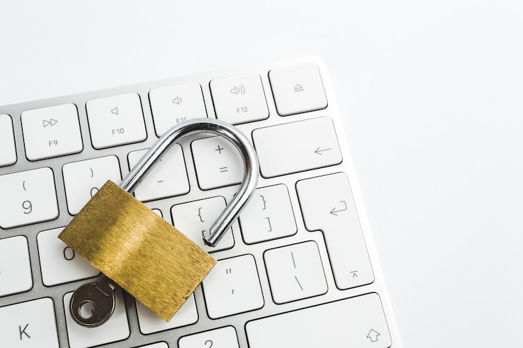 Foto imagem de cadeado de metal dourado em um teclado