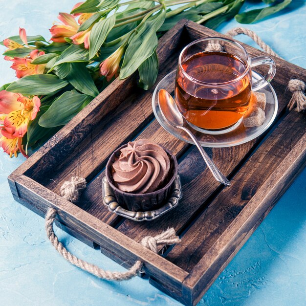 Imagem de café da manhã leve, chá preto, muffin