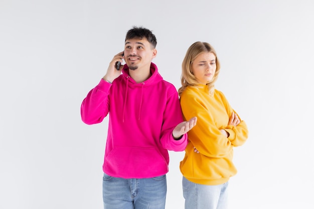 Imagem de casal amoroso otimista positivo isolado sobre fundo branco falando por telefones celulares