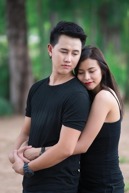 Imagem de casal asiático apaixonado se diverteConceito de pessoas felizesPovo da TailândiaO amor é tudoAbraço de volta