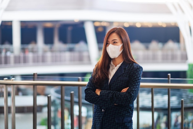Imagem de close de uma mulher asiática usando máscara protetora para o conceito de vírus Healthcare e Covid-19 ou 2020