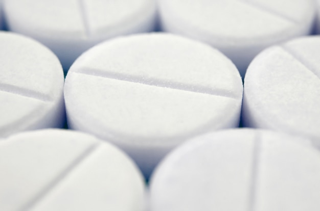 Imagem de close-up de comprimidos brancos. macro com profundidade de campo extremamente rasa