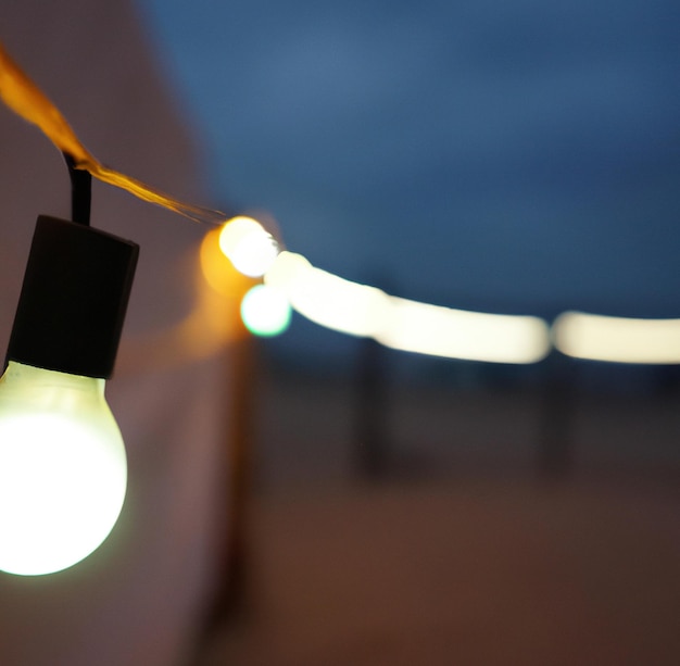 Imagem de close-up de luzes ao ar livre em corda na praia à noite