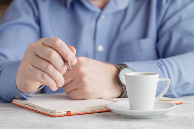 Imagem de close-up de um homem bebendo café expresso saboroso em primeiro plano