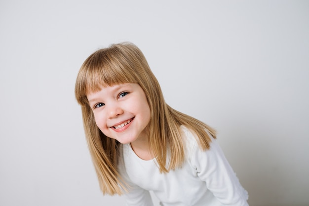 Imagem de close-up de uma menina sorridente