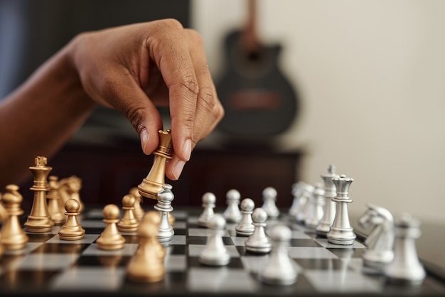 Pessoas de negócios jogando xadrez - Stockphoto #28102330