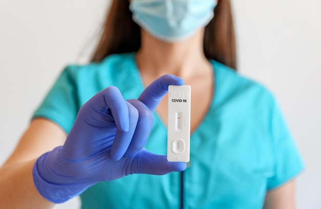 Imagem de close-up do médico realizando teste rápido de antígeno cobiçoso.