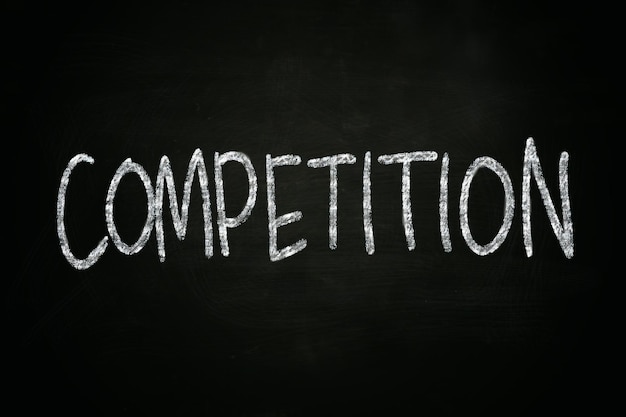 Imagem de conceito de negócio de um quadro com desenho de giz nele diz Concorrência