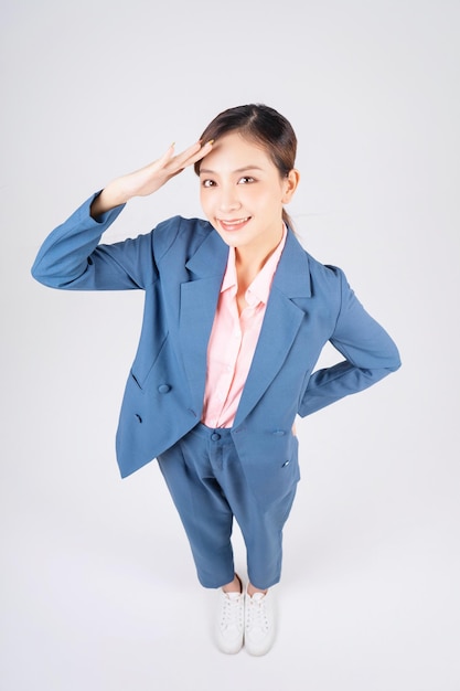 Imagem de corpo inteiro da jovem empresária asiática
