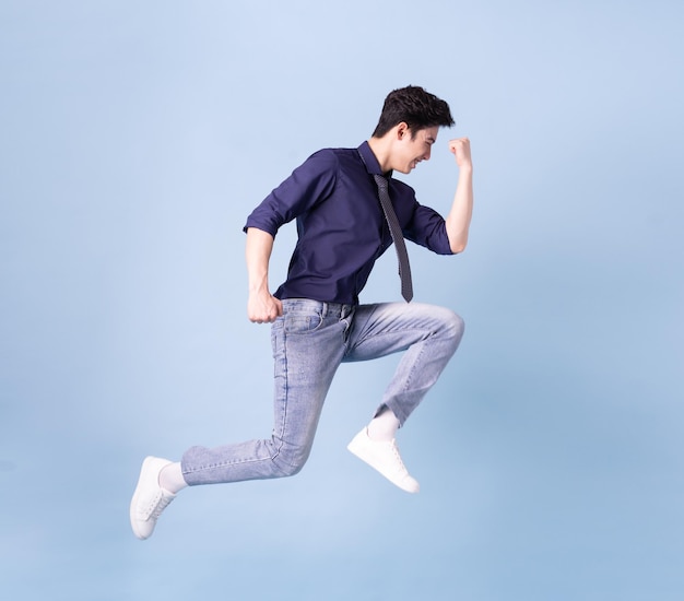 Imagem de corpo inteiro do jovem empresário asiático sobre fundo azul