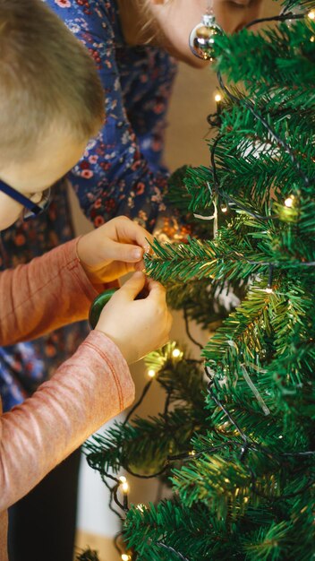 Imagem de crianças decorando a árvore de Natal