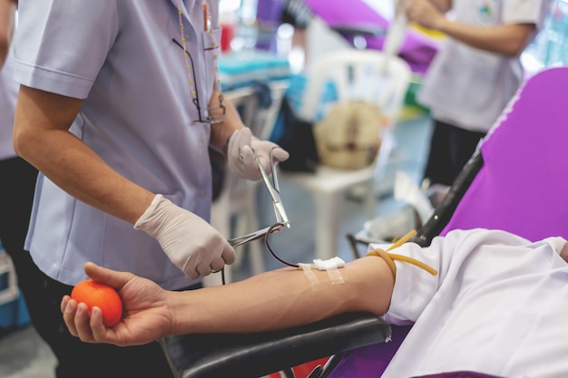 Imagem de doação de sangue com foco suave e sobre a luz no fundo