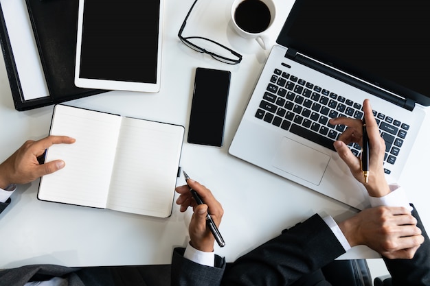 Imagem de dois jovens empresários usando notebook computador na reunião no escritório, negócios e conceito de escritório