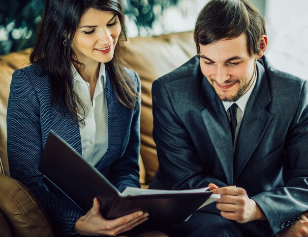 Foto imagem de empresários ouvindo e conversando com seus colegas a