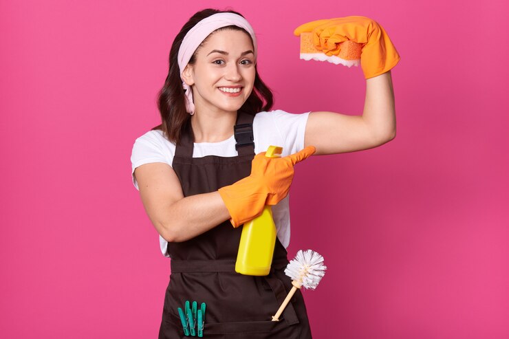 Imagem de engraçado encantador jovem dona de casa caucasiana
