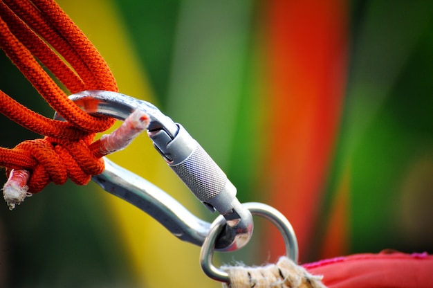 Foto imagem de esportes de escalada de um mosquetão em uma corda