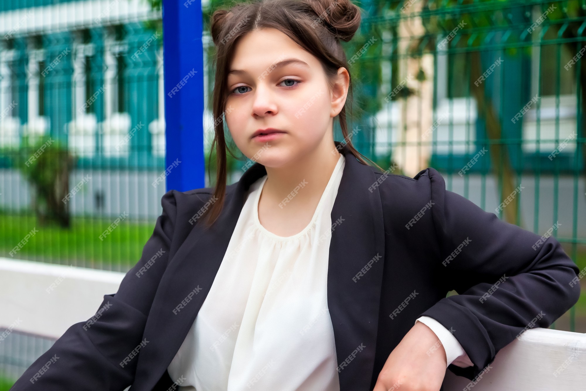 Imagem de estilo de filme de ruído de arte. retrato de uma colegial de  treze anos de blusa branca, saia xadrez e jaqueta na escola. menina  adolescente emocional posando olhando para a