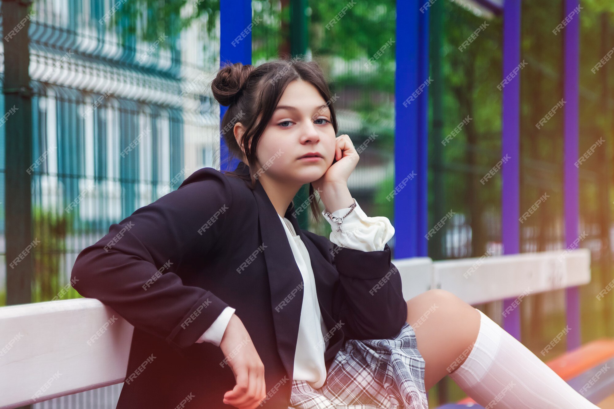 Imagem de estilo de filme de ruído de arte. retrato de uma colegial de  treze anos de blusa branca, saia xadrez e jaqueta na escola. menina  adolescente emocional posando olhando para a