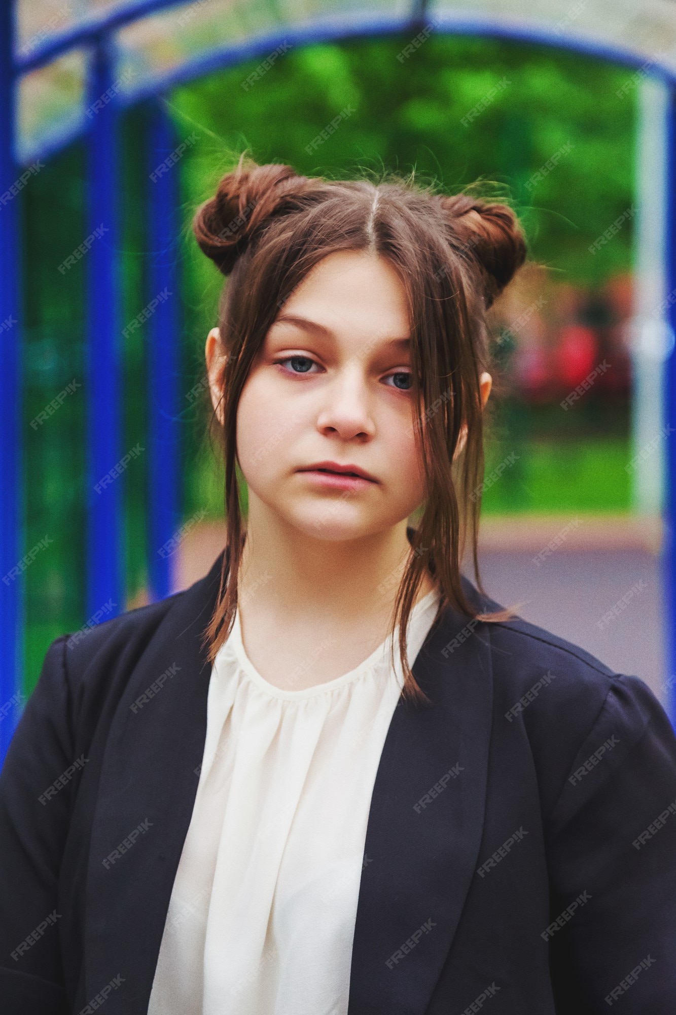 Imagem de estilo de filme de ruído de arte. retrato de uma colegial de  treze anos de blusa branca, saia xadrez e jaqueta na escola. menina  adolescente emocional posando olhando para a câmera. conceito de idade  escolar e aprendizagem