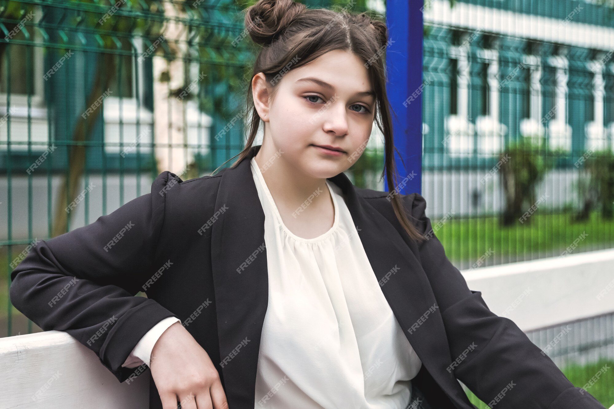 Imagem de estilo de filme de ruído de arte. retrato de uma colegial de  treze anos de blusa branca, saia xadrez e jaqueta na escola. menina  adolescente emocional posando olhando para a