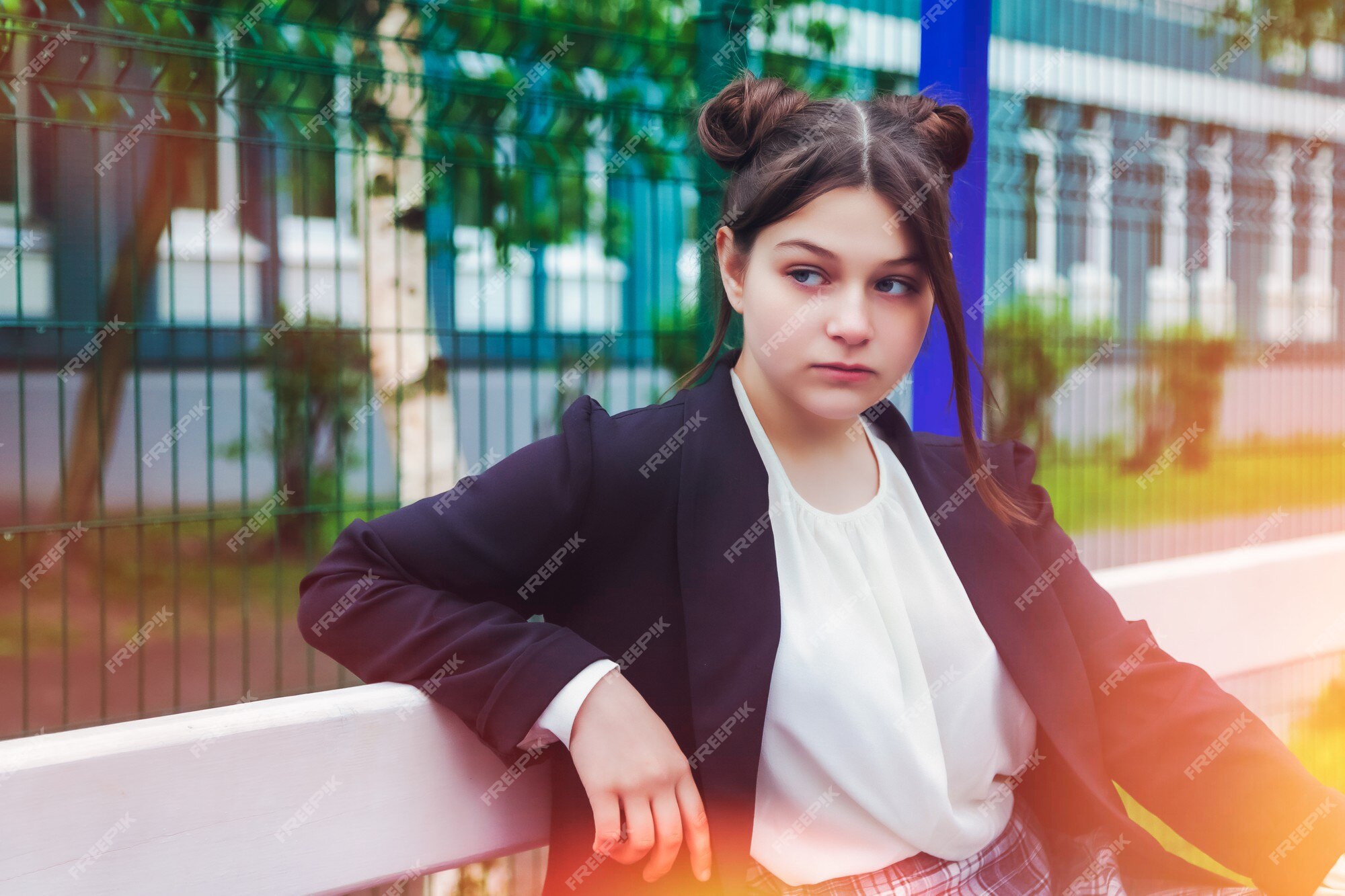 Imagem de estilo de filme de ruído de arte. retrato de uma colegial de  treze anos de blusa branca, saia xadrez e jaqueta na escola. menina  adolescente emocional posando olhando para a