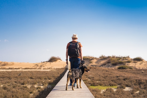 Imagem de estilo de vida ao ar livre de homem viajando com cachorro bonito.