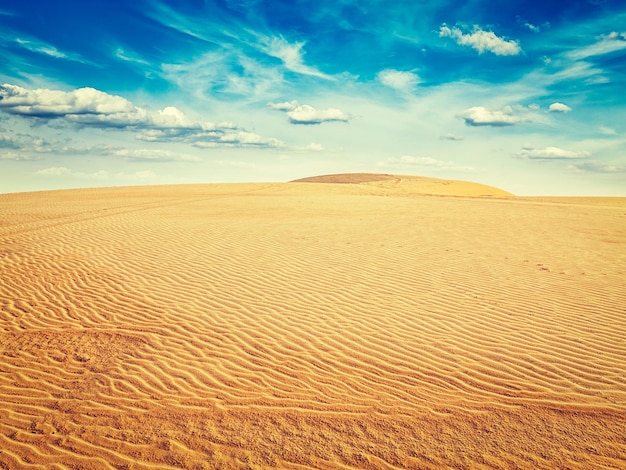 Foto imagem de estilo hipster com efeito retro vintage de dunas de areia branca ao nascer do sol mui ne vietnã