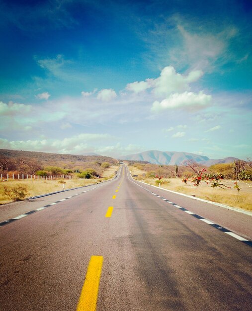 Imagem de estilo hipster filtrado com efeito retro vintage do fundo do conceito de viagem para a frente - estrada no deserto