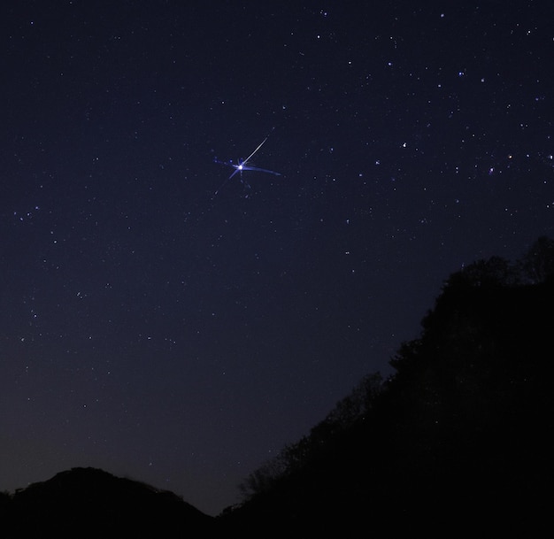 Foto imagem de estrela cadente e estrelas no céu noturno