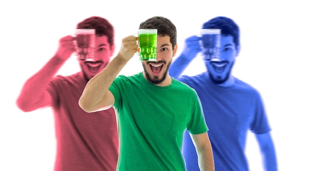 Foto imagem de exposição múltipla homens segurando bebida colorida contra fundo branco