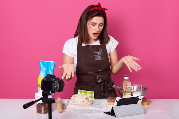 Foto imagem de fêmea impressionada chocada levantando as mãos