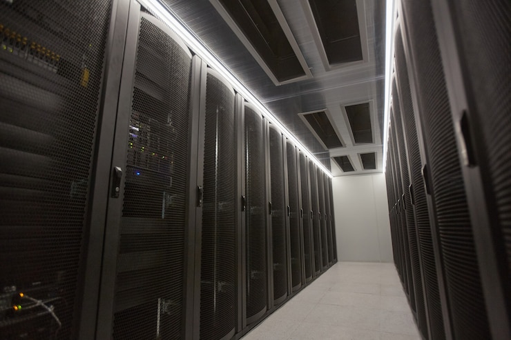 Foto imagem de fundo de ângulo amplo do hall da sala do servidor com supercomputador no data center ou instalação de pesquisa, espaço de cópia