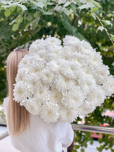 Imagem de fundo de belas flores em close up Um buquê de crisântemos brancos