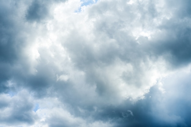 Imagem de fundo de céu azul com nuvens brancas fofas