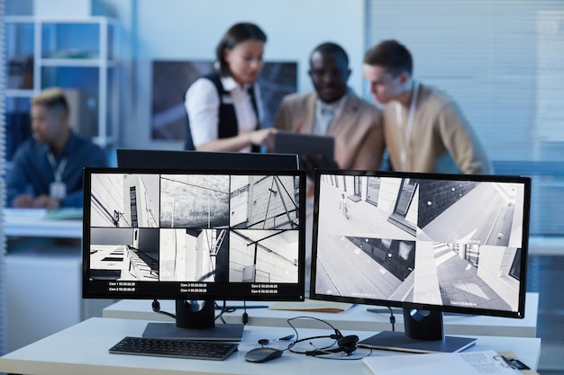 Imagem de fundo de duas telas de computador com alimentação de câmera de vigilância em segurança e monitoramento ce