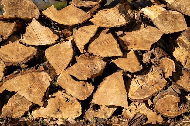 Imagem de fundo de lenha picada empilhada perto de uma parede