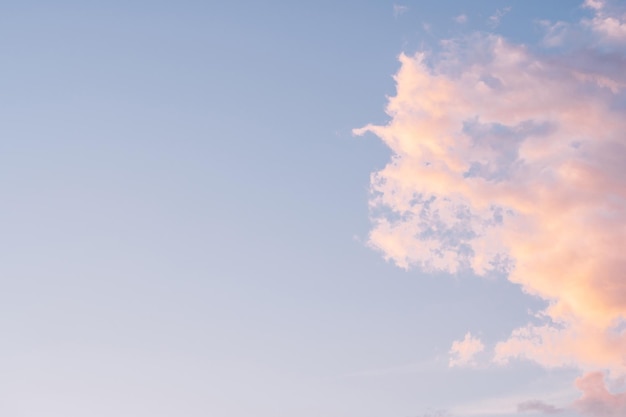 Imagem de fundo do céu azul brilhante com nuvens rosa pastel e brancas Belo padrão de céu em dia ensolarado claro