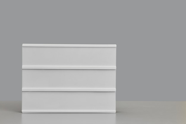 Imagem de fundo gráfica de placa branca em branco na mesa contra o fundo cinza final, simulação, espaço de cópia