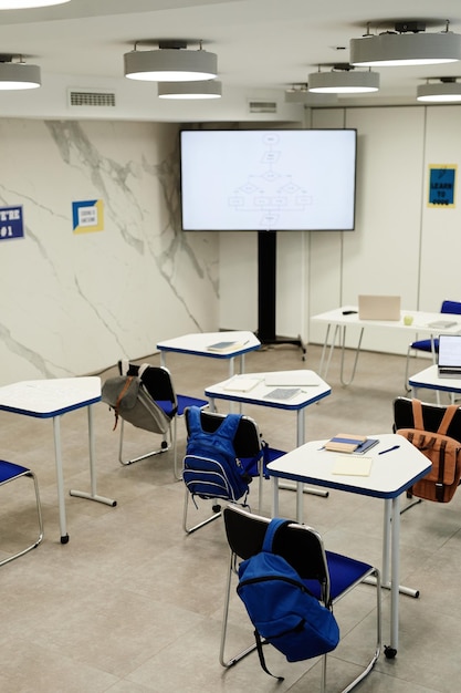 Imagem de fundo vertical da sala de aula de programação na escola moderna com código na tela, copie o espaço