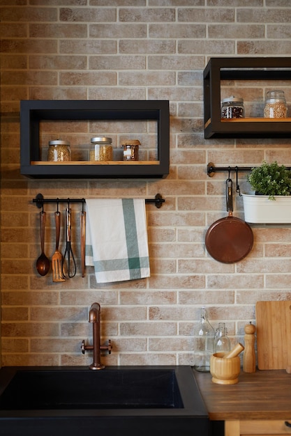 Imagem de fundo vertical do interior da cozinha com parede de tijolos e elementos de decoração rústica copiam o espaço